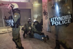 «Καμπανάκι» για το κράτος δικαίου στην Ελλάδα από τη Διεθνή Αμνηστία