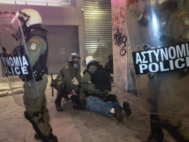 «Καμπανάκι» για το κράτος δικαίου στην Ελλάδα από τη Διεθνή Αμνηστία