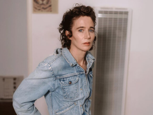 Η Μιράντα Τζουλάι μας προκαλεί να ξανασκεφτούμε τον θεσμό του γάμου και της οικογένειας