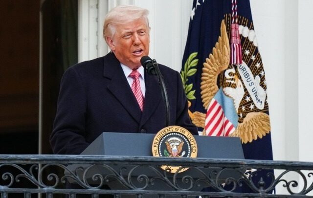 Ο Τραμπ απειλεί χρησιμοποιώντας υβριστική γλώσσα να πλήξει ενεργειακές υποδομές και γέφυρες στο Ιράν