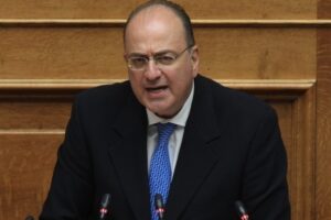 Το σεξιστικό retweet του Λαζαρίδη εναντίον της Ντόρας Μπακογιάννη προκαλεί νέα πολιτική αντιπαράθεση