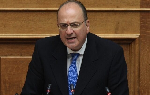 Το σεξιστικό retweet του Λαζαρίδη εναντίον της Ντόρας Μπακογιάννη προκαλεί νέα πολιτική αντιπαράθεση