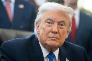 Τραμπ: Το Πολεμικό Ναυτικό των ΗΠΑ άνοιξε πυρ κατά ιρανικού φορτηγού πλοίου στον Κόλπο του Ομάν και το έθεσε υπό τον έλεγχο του