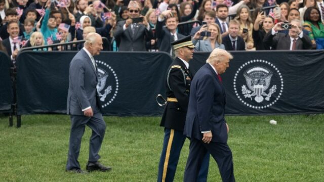 Ο Τραμπ αστειεύτηκε πως η μητέρα του «ήταν ερωτευμένη με τον Κάρολο» όσο εξήρε τη φιλία με το Ηνωμένο Βασίλειο, παρουσία του βασιλιά