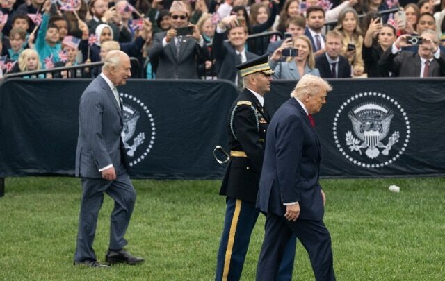 Ο Τραμπ αστειεύτηκε πως η μητέρα του «ήταν ερωτευμένη με τον Κάρολο» όσο εξήρε τη φιλία με το Ηνωμένο Βασίλειο, παρουσία του βασιλιά