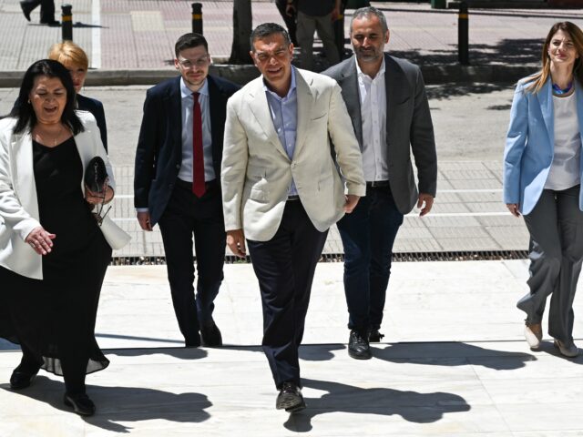 Ο Αλ. Τσίπρας καταθέτει στον Άρειο Πάγο την ιδρυτική διακήρυξη της ΕΛ.Α.Σ.