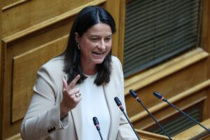 Νίκη Κεραμέως: «Επικίνδυνη» η πρόταση του ΠΑΣΟΚ για 4ημερη εργασία