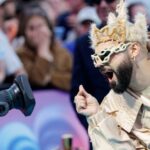Eurovision 2026: Το βίντεο από την είσοδο της ελληνικής αποστολής στο Τιρκουάζ Χαλί και το συρτάκι του Ακύλα