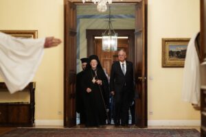 Συνάντηση Τασούλα με τον Οικουμενικό Πατριάρχη Βαρθολομαίο
