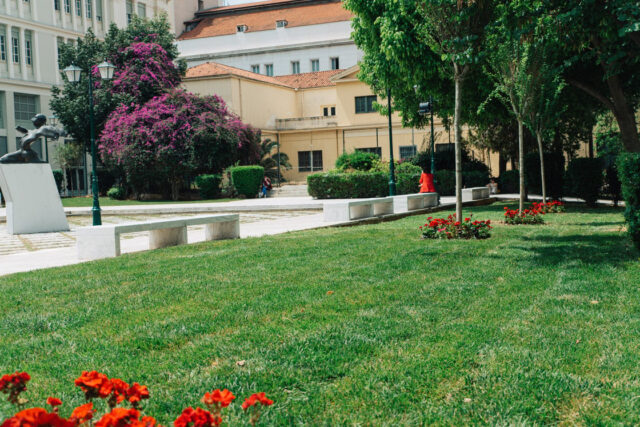 Εργασίες αποκατάστασης στην πλατεία Δικαιοσύνης από τον Δήμο Αθηναίων