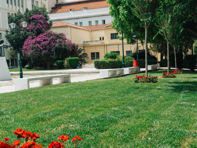 Εργασίες αποκατάστασης στην πλατεία Δικαιοσύνης από τον Δήμο Αθηναίων