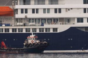 Η πρώτη ομάδα Ισπανών επιβατών αποβιβάζονται από το κρουαζιερόπλοιο με τα κρούσματα χανταϊός