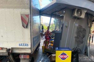 Θεσσαλονίκη: Φορτηγό έπεσε πάνω σε περίπτερο