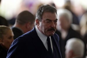 Ο Τομ Σέλεκ σε ρόλο παρουσιαστή και παραγωγού σε νέα σειρά για το έγκλημα στις ΗΠΑ