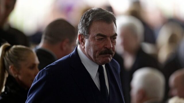 Ο Τομ Σέλεκ σε ρόλο παρουσιαστή και παραγωγού σε νέα σειρά για το έγκλημα στις ΗΠΑ