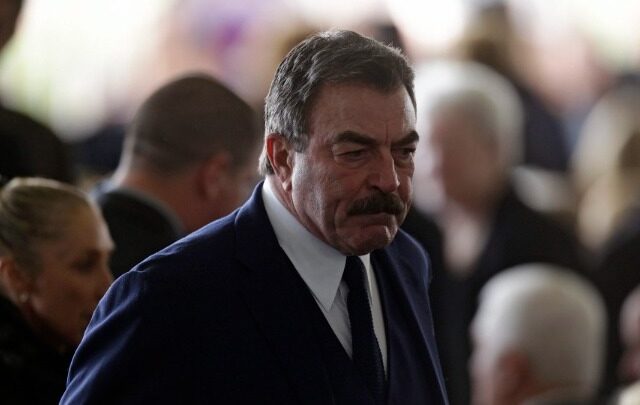 Ο Τομ Σέλεκ σε ρόλο παρουσιαστή και παραγωγού σε νέα σειρά για το έγκλημα στις ΗΠΑ