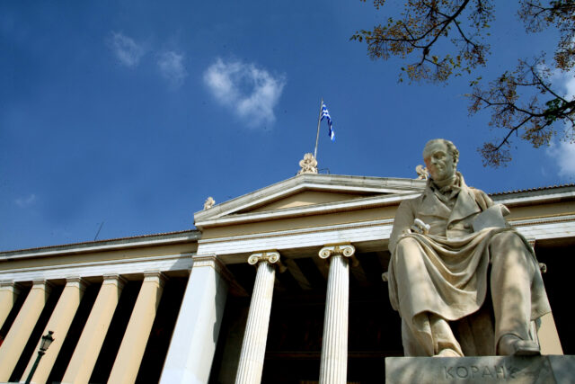 ΕΚΠΑ: Το πρώτο Πανεπιστήμιο με εγκατάσταση απινιδωτών σε όλα τα κτήριά του