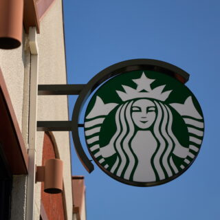 Η Starbucks κλείνει όλα τα καταστήματά της στη Νότια Κορέα για μάθημα ιστορίας