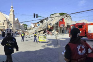Σεισμός 7,8 Ρίχτερ στις Φιλιππίνες: Κατέρρευσαν κτήρια, τουλάχιστον 8 νεκροί