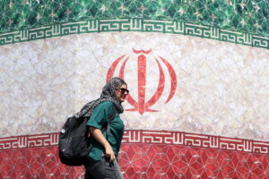 Τα διόδια στα Στενά του Ορμούζ και τα σκιώδη σημεία της συμφωνίας ΗΠΑ – Ιράν