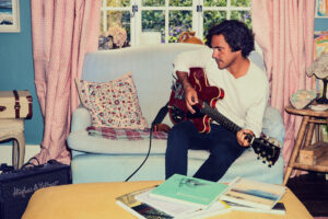 Jack Savoretti & KT Tunstall ενώνουν τις φωνές τους στο νέο single “Tempting Fate”