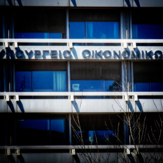 Όταν η οικονομία πανηγυρίζει και η διπλωματία το σκέφτεται