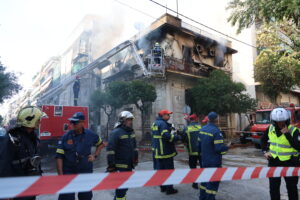 «Να ‘ναι καλά τα παιδιά που έβαλαν τα χέρια τους»: Εξιτήριο για την 75χρονη που πήδηξε από το μπαλκόνι για να σωθεί από τη φωτιά στην Καλλιθέα
