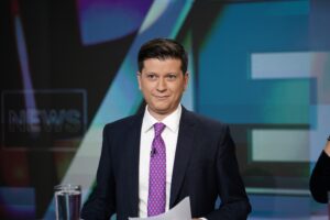 Ο Απόστολος Μαγγηριάδης κάνει τηλεόραση χαμηλών τόνων σε μια εποχή υπερβολής
