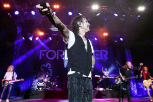 Foreigner: Πενήντα χρόνια αναμονής και μία βραδιά στο ΟΑΚΑ που άξιζε κάθε λεπτό