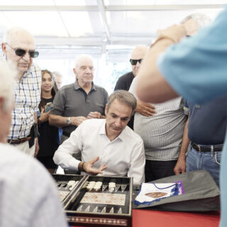 Μια παρτίδα τάβλι που ξεκίνησε με πόρτες και λίγο έλειψε να κλείσει με… Φεύγα