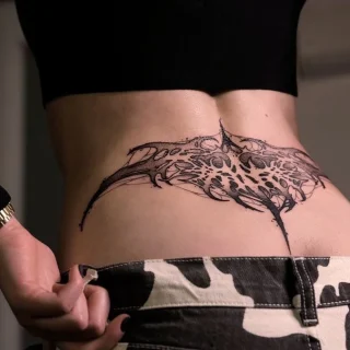 Tattoo Trends 2026: Επέστρεψαν τα tramp stamps κι άλλες 5 τάσεις στα τατουάζ