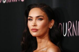 Η Megan Fox έδωσε την καλύτερη απάντηση σε όσους βρίσκουν τις πόζες της με εσώρουχα στα 40 «ντροπιαστικές»
