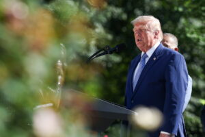 Νέα ομοβροντία δασμών Τραμπ σε 60 χώρες – Στο στόχαστρο και η ΕΕ