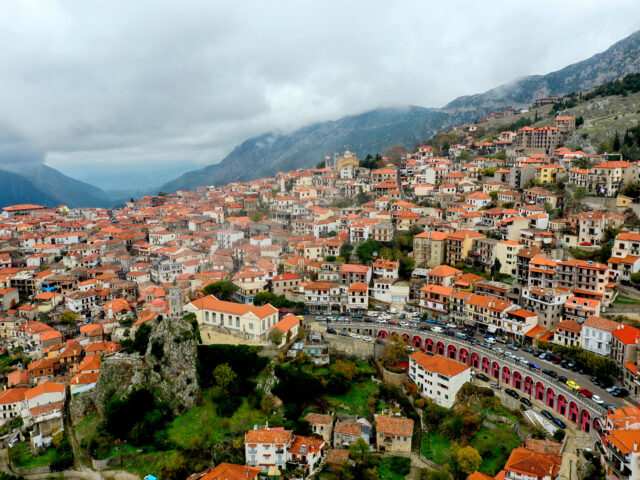 Γιατί εκκενώνεται η Αράχωβα
