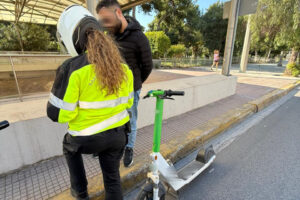 Απαγόρευση των ηλεκτρικών πατινιών για τους κάτω των 17 ετών και υποχρεωτική ασφάλιση για όλους: Οι 4 ρυθμίσεις προς ψήφιση