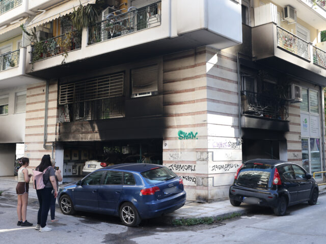 Το σενάριο των τεσσάρων δραστών με δύο μηχανές – Τι εξετάζουν οι Αρχές για τις εμπρηστικές επιθέσεις στη Θεσσαλονίκη