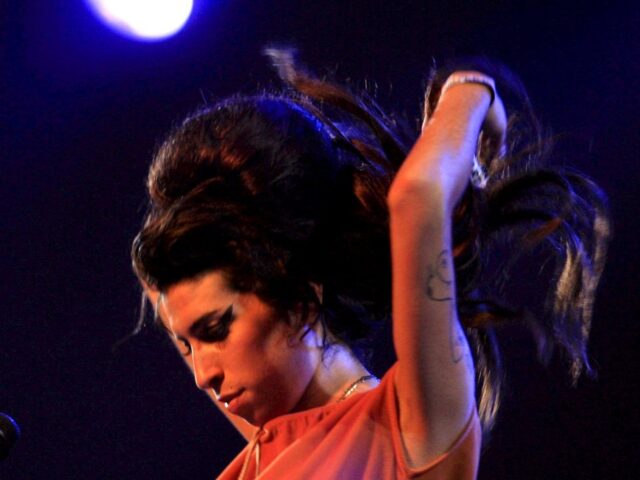 Ο πατέρας της Amy Winehouse καλείται να καταβάλει σχεδόν 1 εκατ. λίρες σε δύο φίλες της