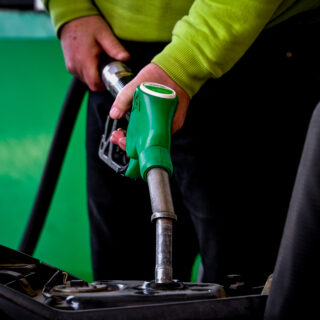 Μείωση 10 λεπτών στη βενζίνη και 5 λεπτών στο diesel έως τέλος Αυγούστου