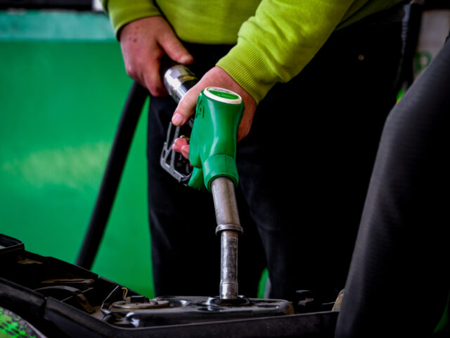 Μείωση 10 λεπτών στη βενζίνη και 5 λεπτών στο diesel έως τέλος Αυγούστου