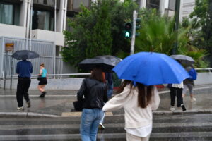 Σε κόκκινο συναγερμό η Αττική κι άλλες 10 περιοχές – Πού αναμένονται ισχυρά φαινόμενα