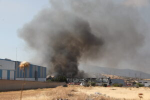 Μεγάλη φωτιά σε επιχείρηση στον Ασπρόπυργο – Ήχησε το 112