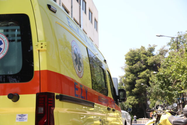 Νέες αποκαλύψεις για το έγκλημα στη Σύρο: Η 41χρονη πήγε στο σπίτι του ζευγαριού με μαχαίρι, αεροβόλο και λοστό – Η κάμερα επιβεβαιώνει τον δράστη