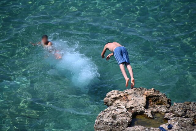 Σε κλοιό καύσωνα η χώρα: Έρχεται και αφρικανική σκόνη – Πού θα ξεπεράσει τους 40°C η θερμοκρασία και πότε θα υποχωρήσει η ζέστη