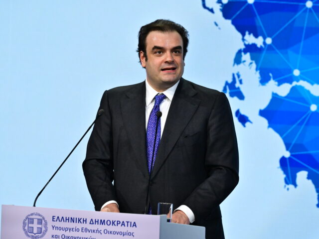 Politico: Η τολμηρή πρόταση Πιερρακάκη για να γεμίσουν τα ταμεία της ΕΕ