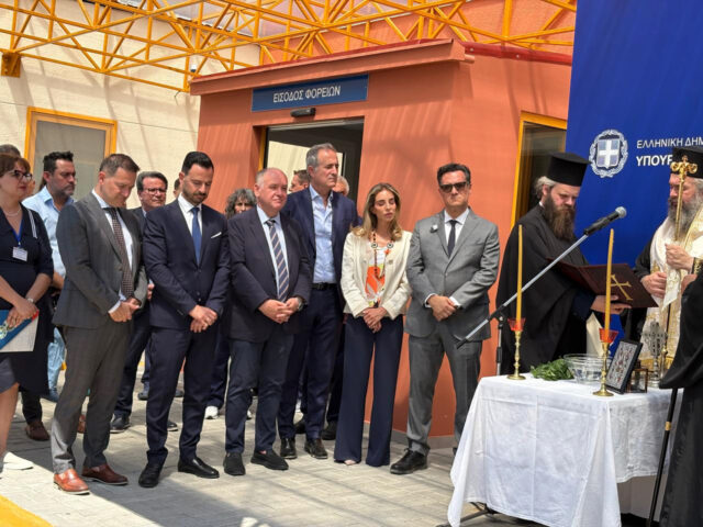 Ο Άδωνις, τα έξυπνα γυαλιά Ray-Ban και οι «παρακολουθήσεις» πολιτών