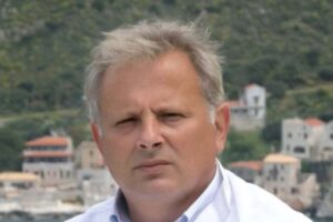 «Έκανα αυτό που έμαθα όλα αυτά τα χρόνια», λέει ο διευθυντής του Κέντρου Υγείας Αρεόπολης που οδήγησε ασθενοφόρο για να βοηθήσει τραυματία