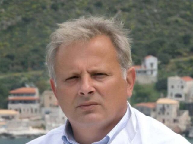«Έκανα αυτό που έμαθα όλα αυτά τα χρόνια», λέει ο διευθυντής του Κέντρου Υγείας Αρεόπολης που οδήγησε ασθενοφόρο για να βοηθήσει τραυματία