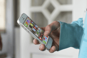 H κρυφή λειτουργία του iPhone που μπορεί να σε σώσει αν δεν νιώθεις καλά σε ταξίδι