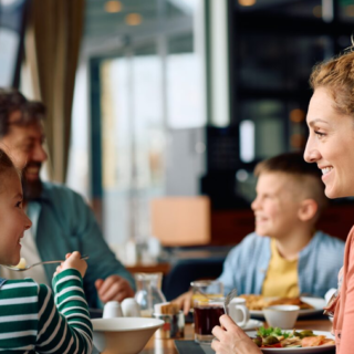 9 kids-friendly εστιατόρια για να φάτε όλοι μαζί το καλοκαίρι