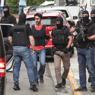 Εθισμένοι στις… συνωμοσίες, τα θέλουν μονά – ζυγά δικά τους